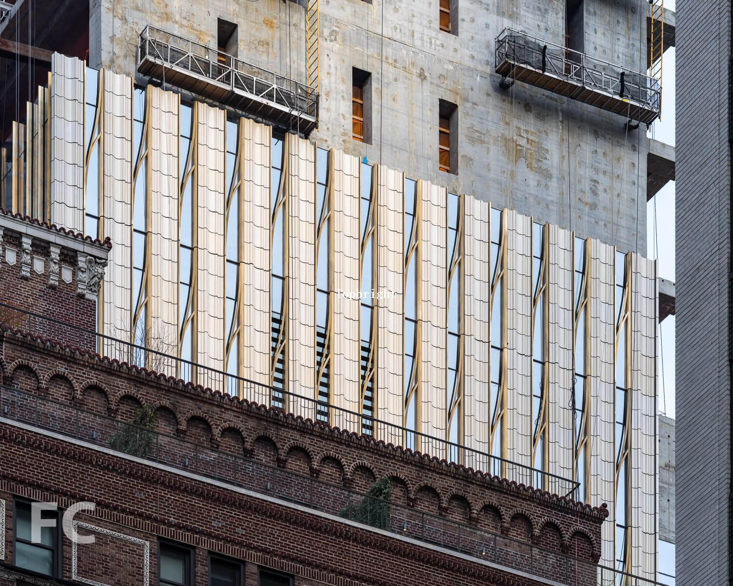 Sistema de parede cortina construída com bastão de fachada para parede externa de edifício comercial